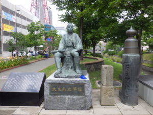 清掃後の開拓の広場の大友亀太郎像などの歴史モニュメント