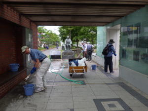 7月29日のお助け隊の活動で休憩施設の清掃をする様子