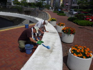 8月5日のお助け隊の活動でスノーリングの清掃をする様子