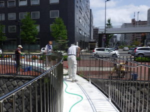 8月5日のお助け隊の活動でスノーリングの清掃をする様子