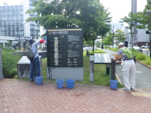 8月19日のお助け隊の活動で看板の清掃をする様子