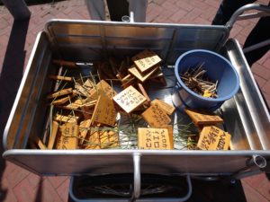 8月26日のお助け隊の活動でヘメロカリスの名札外しをする様子