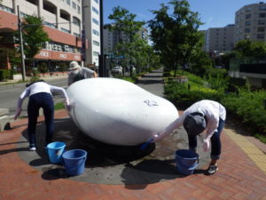 安田侃作品の東側天秘を清掃する彫刻清掃ボランティアの皆さん