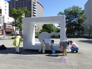 安田侃作品の生誕を清掃する彫刻清掃ボランティアの皆さん