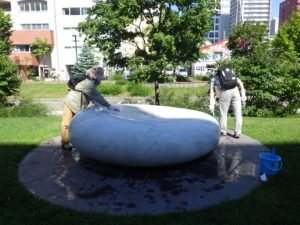 安田侃作品の西側天秘を清掃する彫刻清掃ボランティアの皆さん