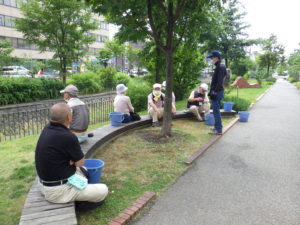 7月28日の植物ボランティアで距離を置いて休憩をする様子