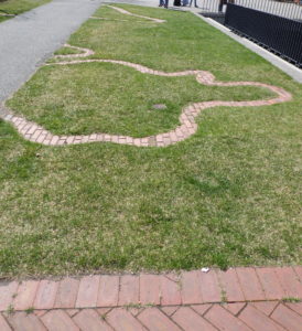 団塚栄喜氏の彫刻作品「三日月湖」