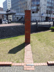 団塚栄喜氏の彫刻作品「たけくらべ」