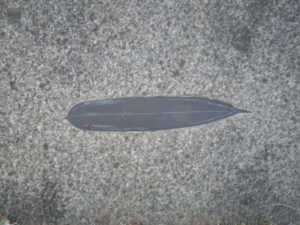 団塚栄喜氏の彫刻作品「ささぶね」