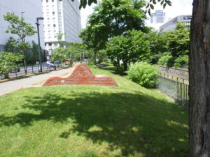 団塚栄喜氏の彫刻作品「サウンドソファ」