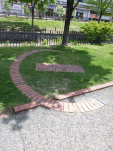 団塚栄喜氏の彫刻作品「サッポロサンダイヤル 」