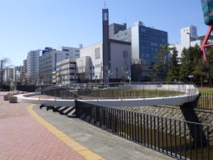 西野康造氏の彫刻作品スノーリング北側