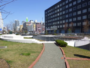 西野康造氏の彫刻作品スノーリング南側