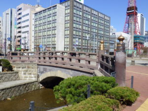 南1条に架かる創成橋の上流側の写真