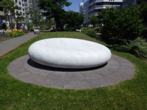 安田侃氏の彫刻作品西側「天秘」