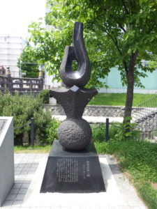 南1条にある建設の地碑