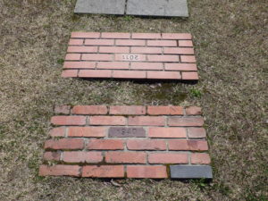 団塚栄喜氏の彫刻作品「時の飛び石」