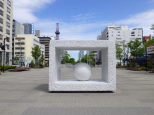 安田侃氏の彫刻作品「生誕」