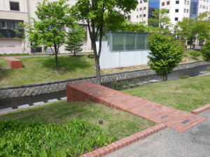 団塚栄喜氏の彫刻作品「見えない架け橋」