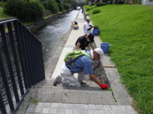 9月2日のお助け隊で園路や階段の除草をする様子