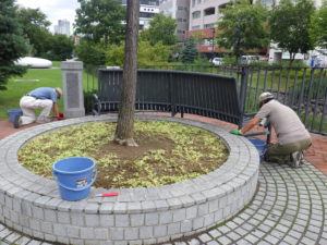 9月16日のお助け隊で園路や階段の除草をする様子