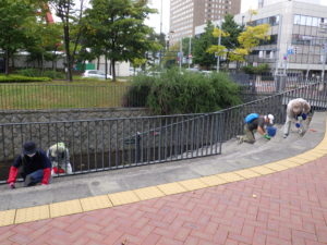 9月23日のお助け隊で園路や階段の除草をする様子