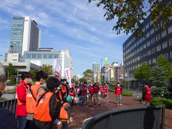 「公園内のごみ拾いとベンチの清掃」の画像