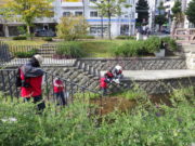 10月10日に公園の南2条でごみ拾いをする企業ボランティア