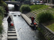 10月10日に公園の南3条でごみ拾いをする企業ボランティア