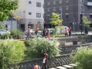 10月10日に公園のごみ拾いとベンチの清掃をする企業ボランティア