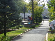 10月10日に公園の南4条でベンチの清掃をする企業ボランティア