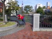 10月10日に公園の南3条でベンチの清掃をする企業ボランティア