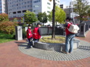 10月10日に公園の南2条でごみ拾いをする企業ボランティア