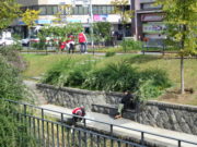 10月10日に公園の南2条でごみ拾いとベンチの清掃をする企業ボランティア