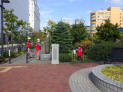 10月10日に公園の北2条でごみ拾いとベンチ等の清掃をする企業ボランティア