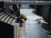 10月10日に公園のまんなか広場でごみ拾いをする企業ボランティア