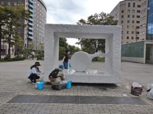 9月19日に生誕の彫刻清掃をする創成川ポポロの皆さん