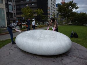 9月19日に生誕の天秘の彫刻清掃をする創成川ポポロの皆さん