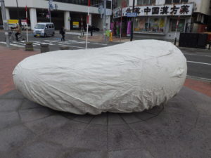 冬期養生シートがかけられた天秘