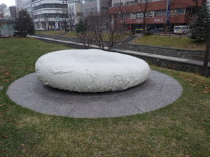 冬期養生シートがかけられた天秘