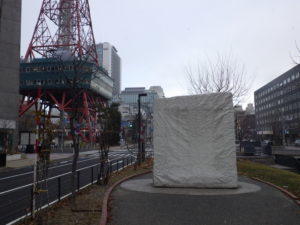 冬期養生シートがかけられた生棒