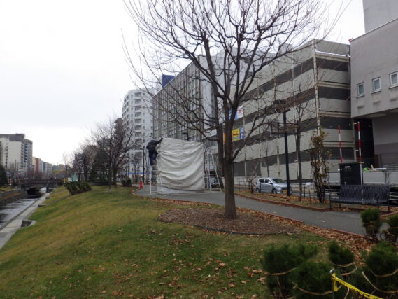 「安田侃作品の冬ごもり」の画像