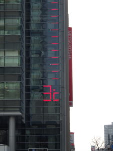 2月13日午前10時30分の大通西4丁目の温度計が3度を示す様子