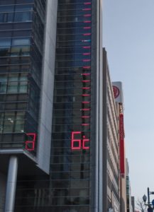 2月13日午後2時30分の大通西4丁目の温度計が6度を示す様子