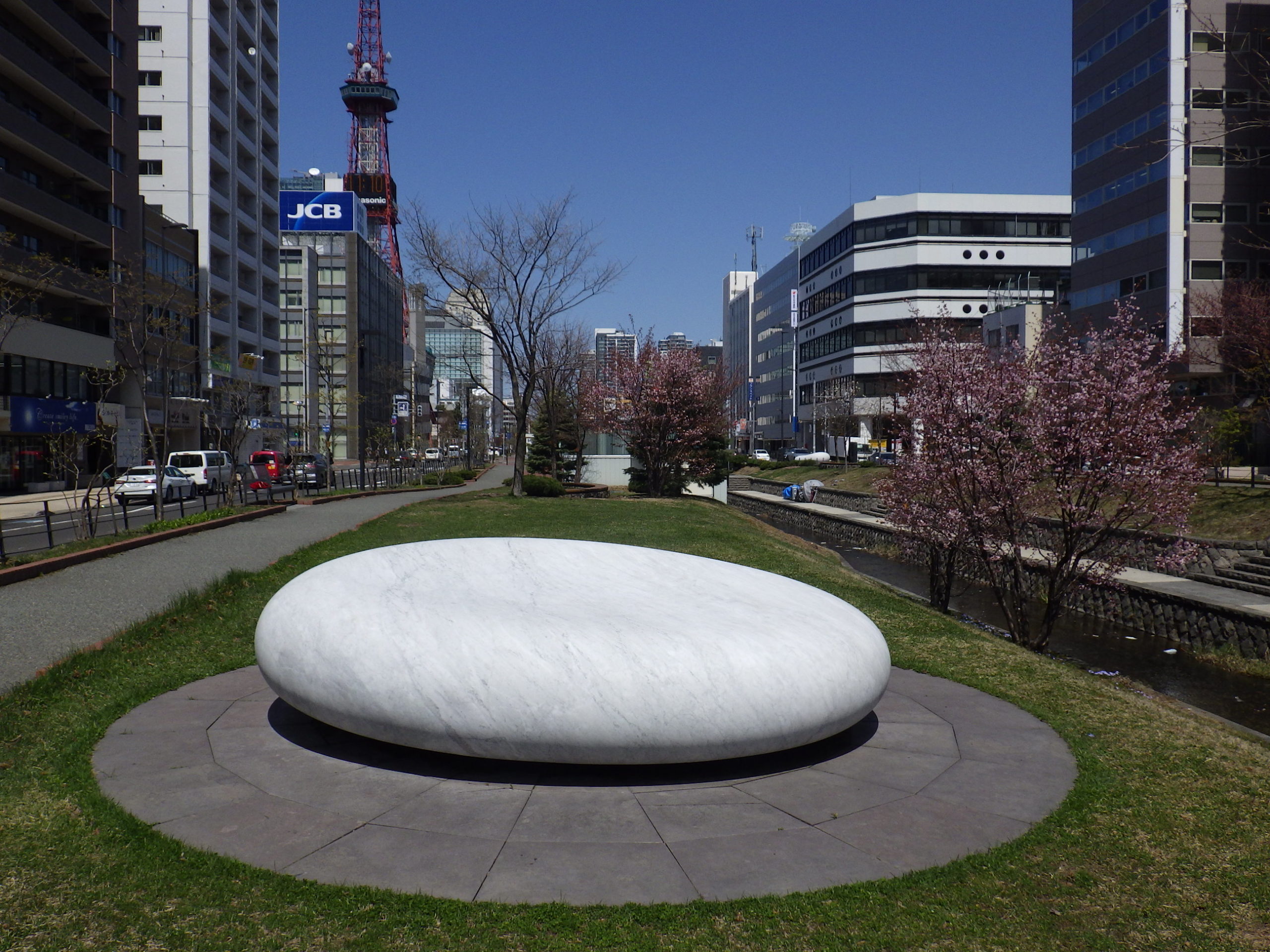 安田侃氏の彫刻作品が姿を現しました | 創成川公園