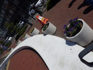 4月22日にコンテナの花の植え込みをする花くらぶのボランティアさん