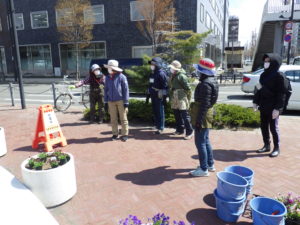 4月22日にコンテナの花の植え込みをする花くらぶのボランティアさん