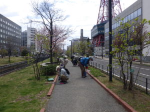 4月28日のお助け隊の活動で園路の除草をするボランティア