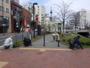 4月28日のお助け隊の活動で園路の除草をするボランティア