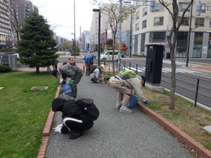 4月28日のお助け隊の活動で園路の除草をするボランティア